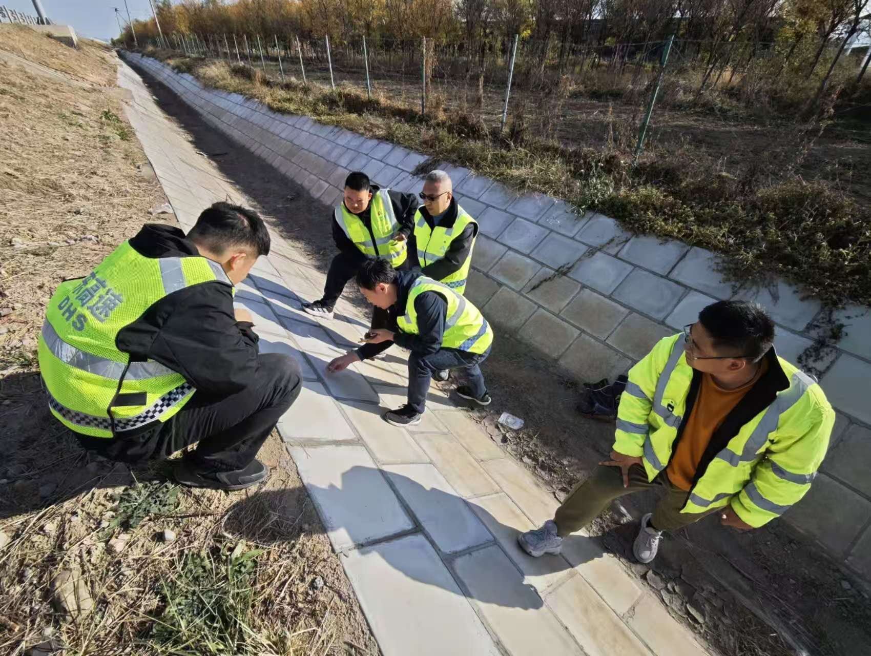 組織項(xiàng)目部現(xiàn)場調(diào)查路基邊溝.jpg